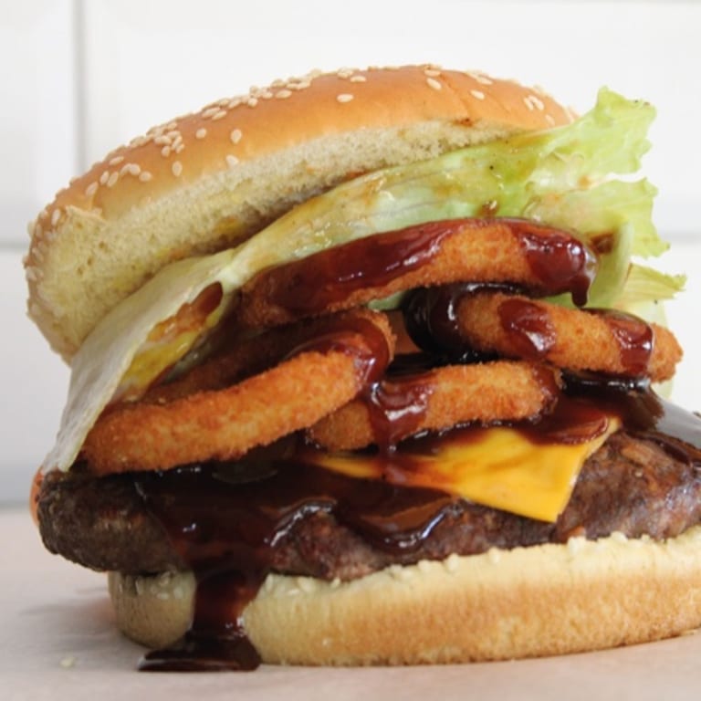 Delicious Cheeseburgers: A Crowd Favorite